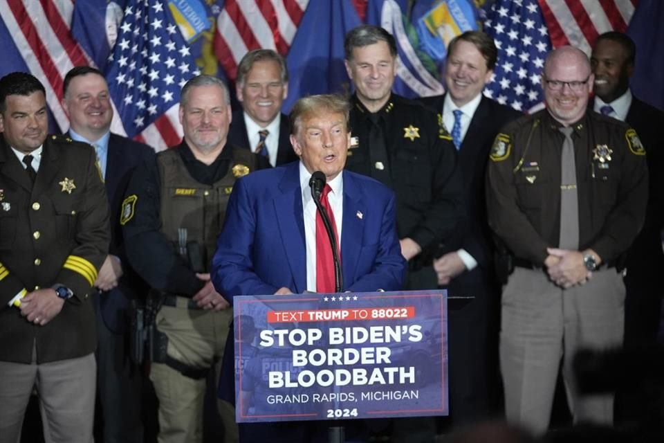 El ex Presidente Donald Trump durante un evento de campaña en Michigan