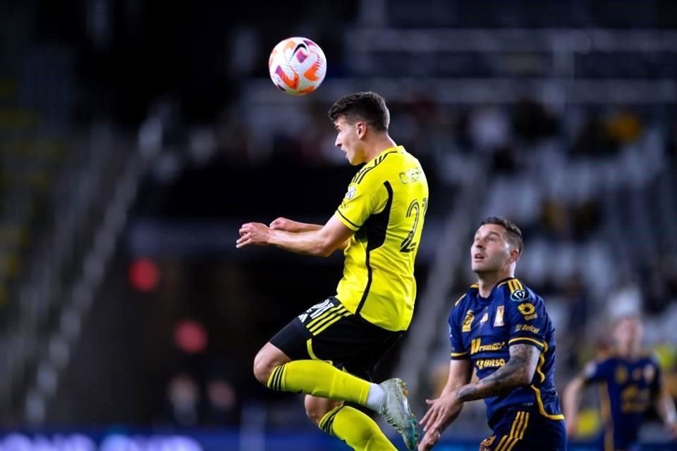 Yevhen Cheberko gana un duelo aéreo ante la mirada de André-pierre Gignac.