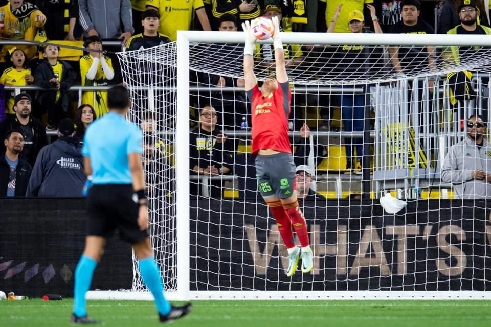 Carlos Felipe Rodriguez evita un gol del Columbus Crew.