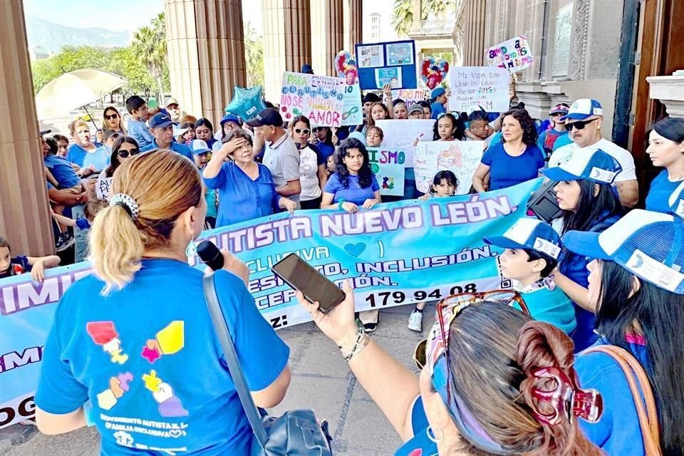 Las mamás llegaron hasta el Palacio de Gobierno para pedir mayor inlusión en las escuelas públicas del Estado.