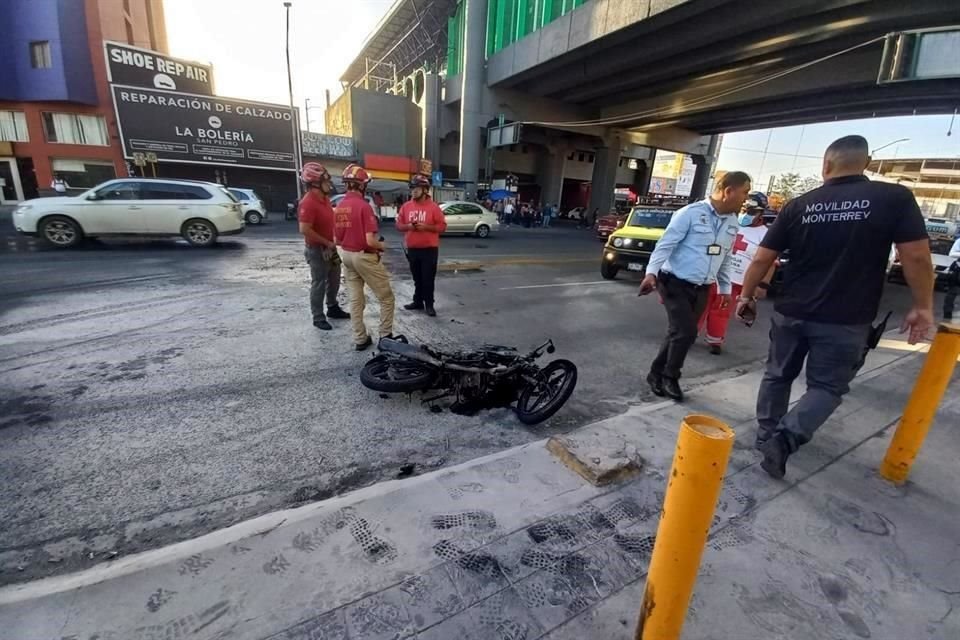 Un motociclista choca contra una camioneta, provocando un incendio en su vehículo, en el cruce de Cuauhtémoc y Colón, en Monterrey.