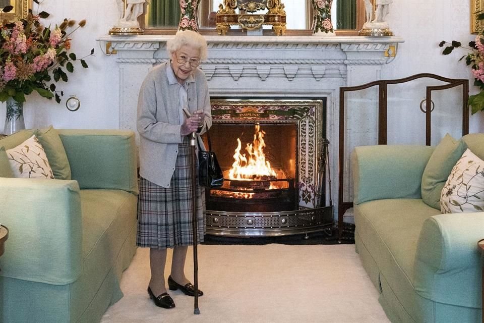 Desde la sala verde de Balmoral, así fue retratada Isabel II en sus últimos días con vida.