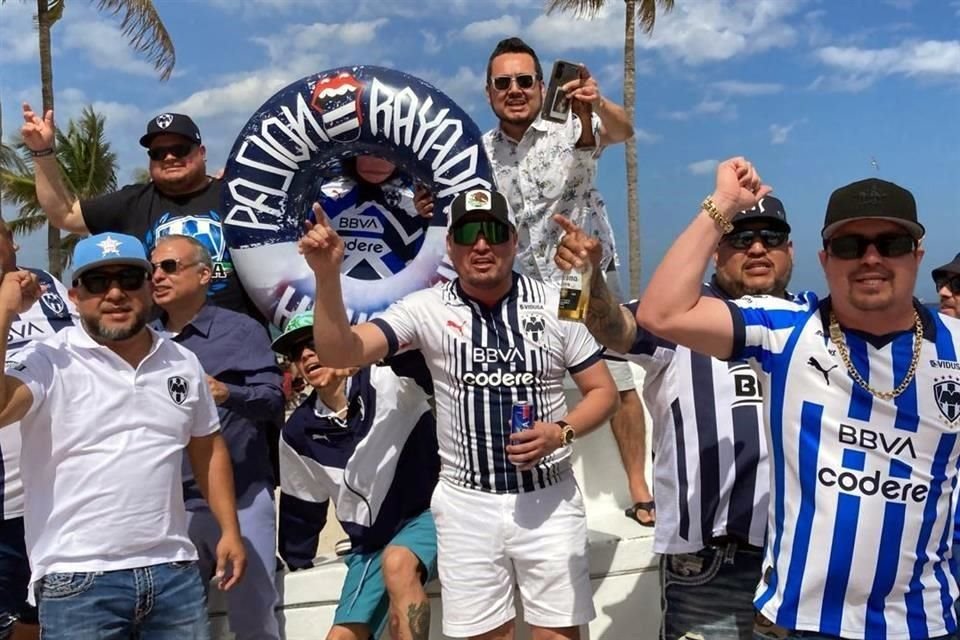 Decenas de albiazules se organizaron con porras y cánticos a unas horas del inicio del partido.