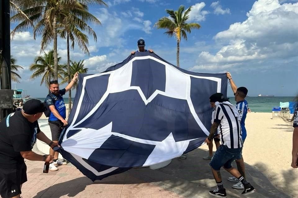 No podían faltar las banderas alusivas al conjunto albiazul.