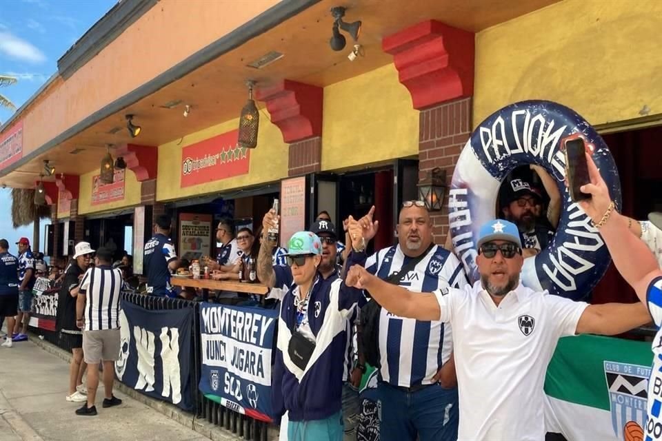Así vivió la afición de Rayados la fiesta en la playa a unas horas de arrancar el partido ante el Inter de Miami, del argentino Lionel Messi.