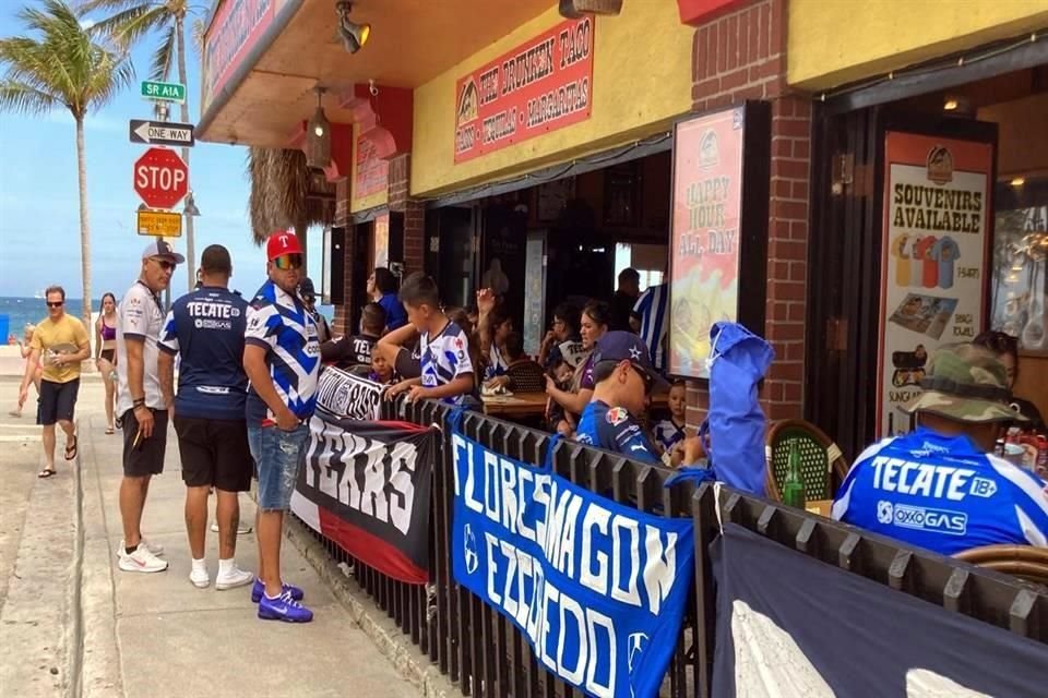 Así vivió la afición de Rayados la fiesta en la playa a unas horas de arrancar el partido ante el Inter de Miami, del argentino Lionel Messi.