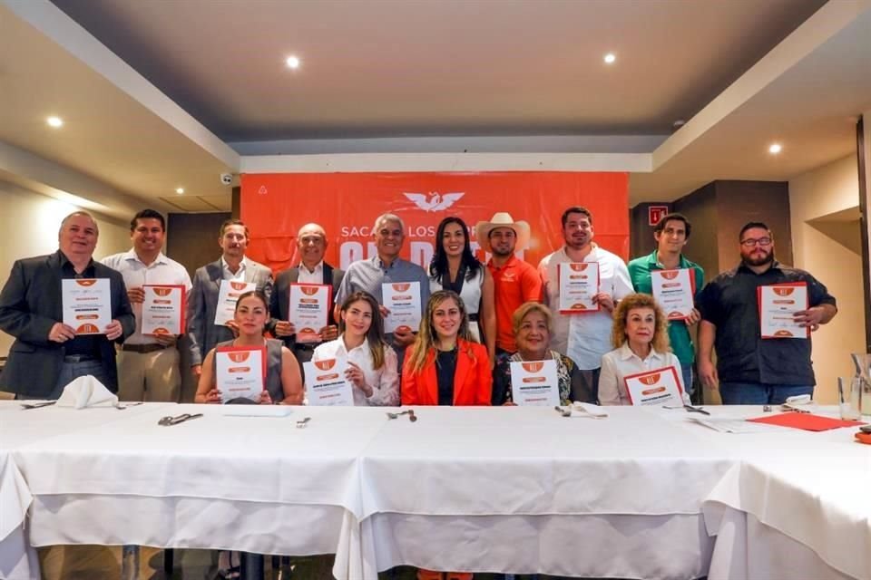 Alejandra Morales entregó nombramientos a cada integrante del equipo de asesores, a quienes les agradeció el apoyo.
