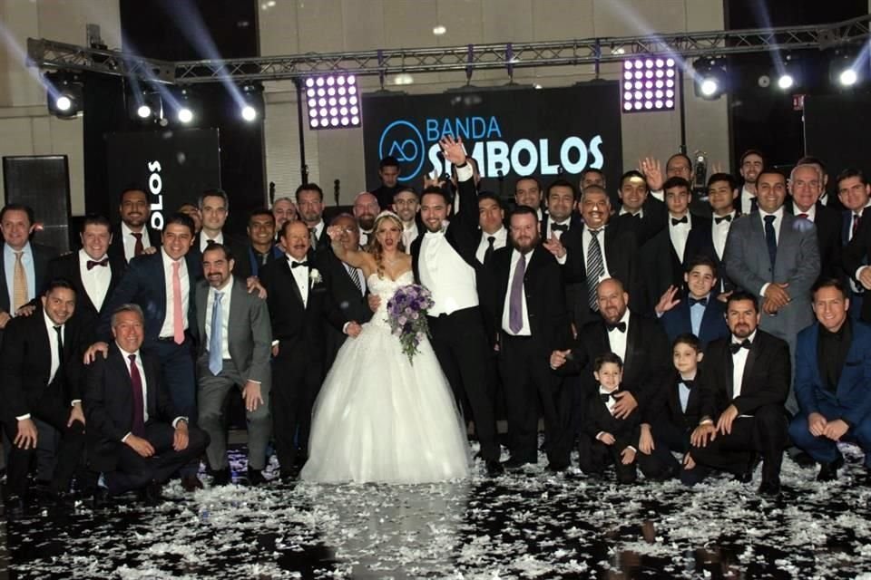 Los novios junto a todos los hombres invitados