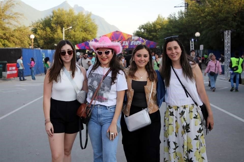 Natalia Armijo, Astrid García, Paola Valerio y Daniela Guerra