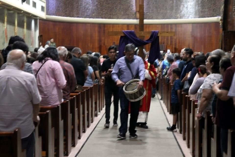 La Procesión del Silencio se realizó luego de la misa de las 18:00 horas en el Espíritu Santo.
