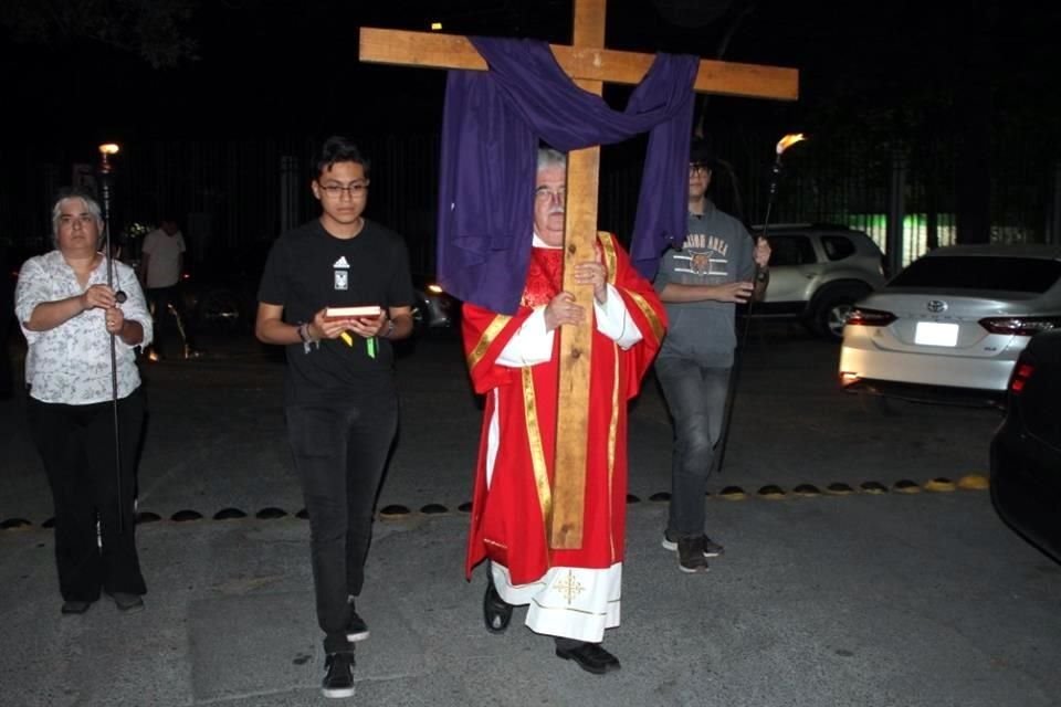 La Procesión del Silencio recorrió las calles alrededor del Espíritu Santo.
