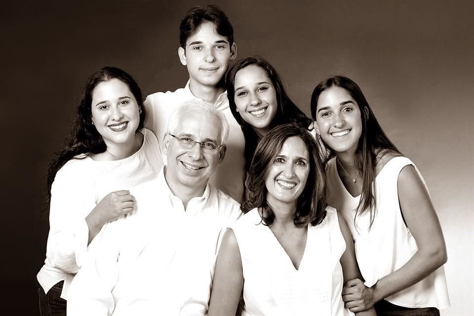 Ricardo Villarreal junto a su esposa, Hilda Chapa de Villarreal, y sus hijos, Lucía, Ricardo, Cordelia y Jimena Villarreal Chapa
