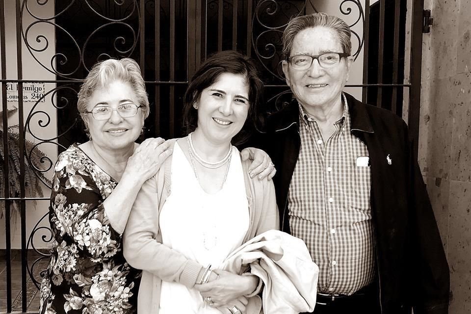 Cristina Medina Torres, Cecilia Esquivel Medina y Fernando Esquivel Junco