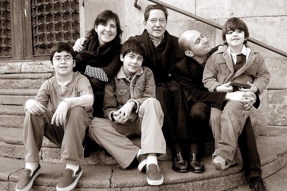 ARRIBA: Cecilia Esquivel Medina y Fernando Esquivel Junco. ABAJO: Nicolás Díaz Esquivel, Sebastián Díaz Esquivel, Abel Díaz Fernández y Tomás Díaz Esquivel