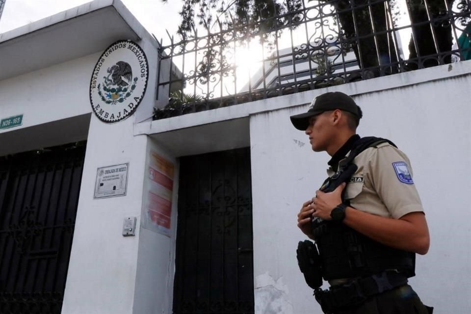 Miembros de la Policía Nacional de Ecuador en la entrada de la Embajada mexicana en Quito.