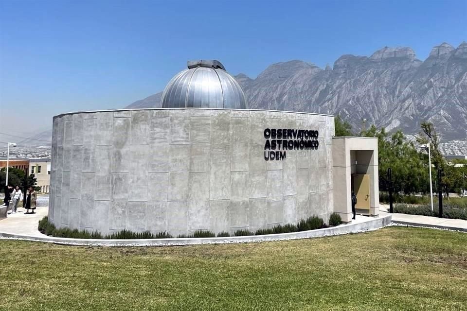 El nuevo recinto es un espacio construido con capacidad en gradas para unas 80 personas, y fue colocado entre el área de profesional del campus y la Prepa San Pedro.