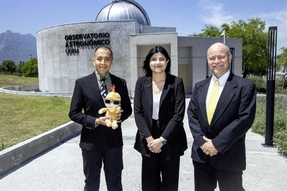 Fernando del Bosque (izq.), responsable instrumentista; Nadine Rivera, directora, y Pablo Lonnie Pacheco, como responsable de divulgación del Observatorio Astronómico de la UDEM.