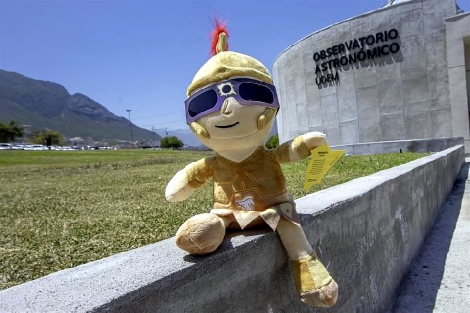 Troyano, la mascota de la UDEM con lentes para ver el eclipse.