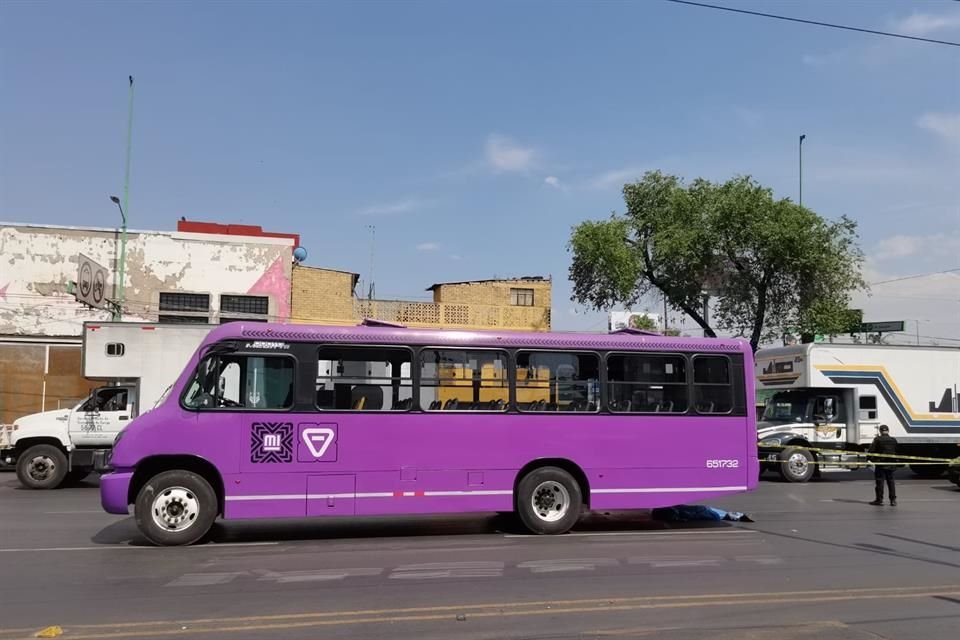 Testigos aseguraron que la víctima fue arrastrada varios metros y que el conductor fue retenido hasta que llegaron los policías del Sector Tepeyac.