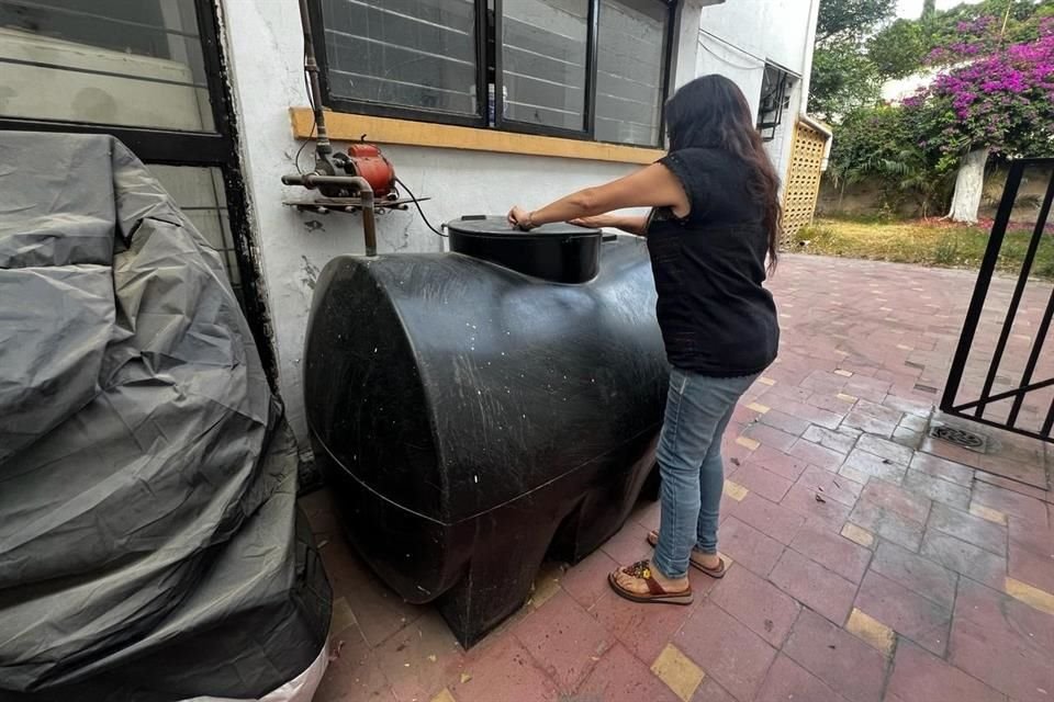 Las cisternas y depósitos de los vecinos de la Benito Juárez comenzaron a llenarse con agua contaminada desde el lunes, una situación cuyo origen es aún una interrogante. 
