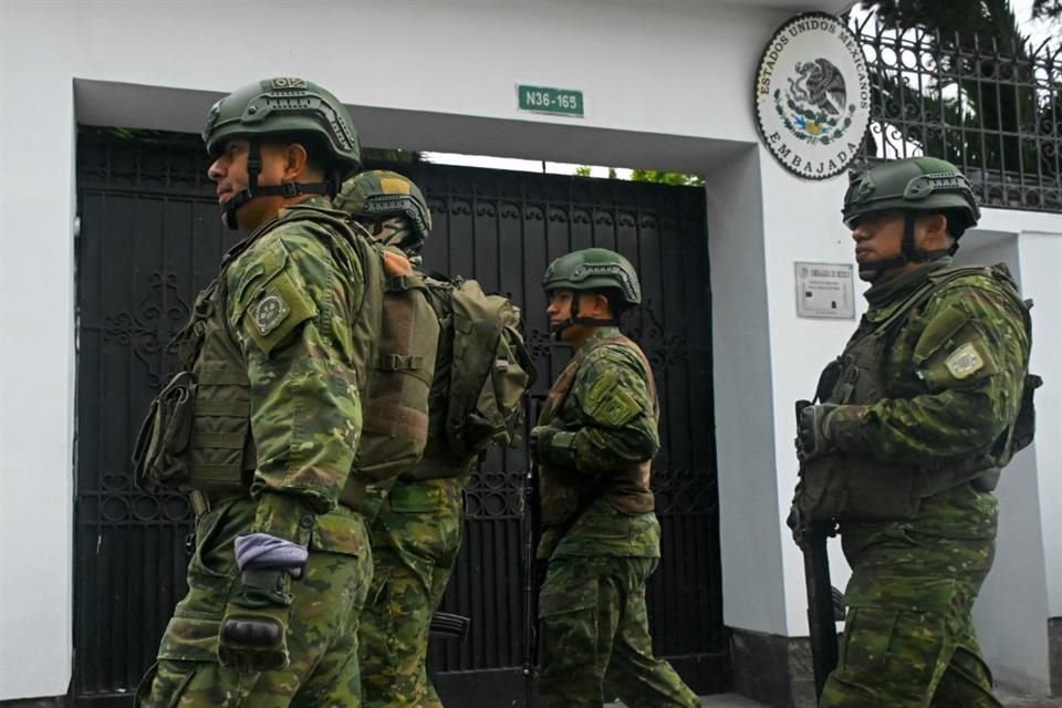 Soldados llegaron a la sede de la Embajada mexicana en Quito desde anoche.