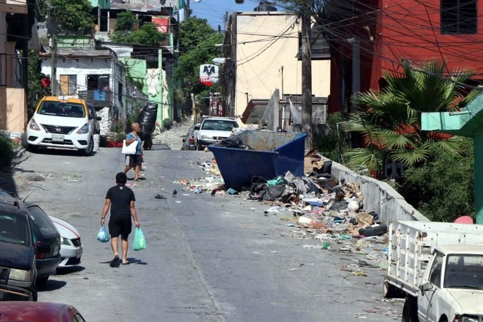 En la zona de escalinatas del sector los habitantes sufren diariamente por la basura que se acumula sin que alguna autoridad acuda a retirarla con regularidad.