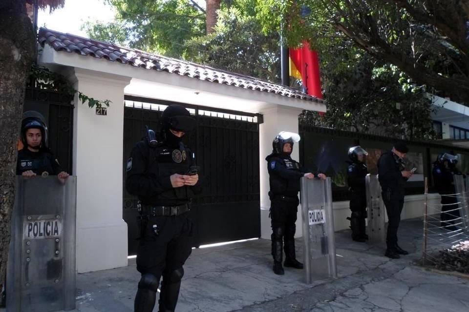 Los policías capitalinos llevan equipo antimotín y pasadas las 9:00 horas se han formado con escudos a lo largo de la fachada sobre la calle Tennyson.