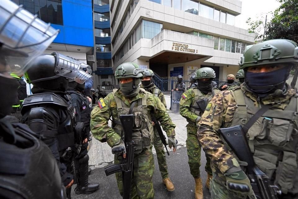 Militares y policías despliegan un operativo de seguridad durante la salida del ex Vicepresidente ecuatoriano Jorge Glas.