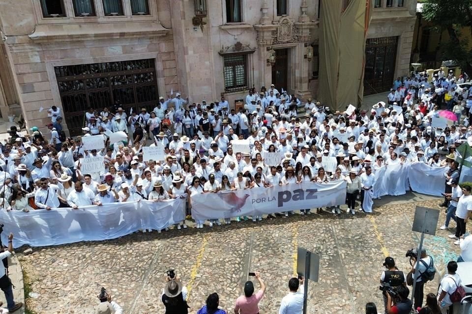 La denominada marcha por la paz fue encabezada por amigos cercanos y familiares de Gaytán, así como líderes de Morena.