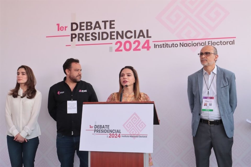 Consejeros del INE en conferencia de prensa previa al debate presidencial del domingo 7 de abril.