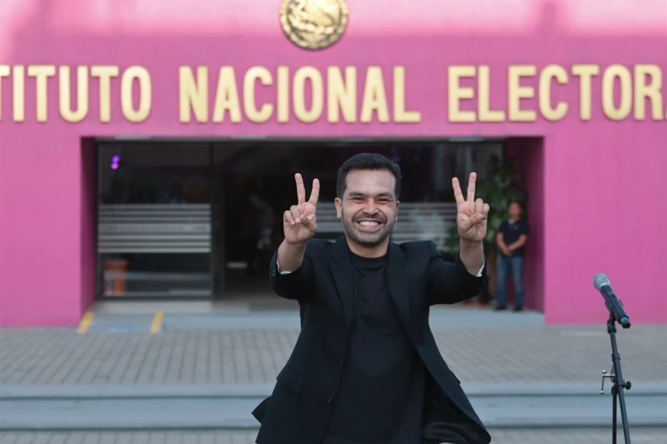 Jorge Álvarez Máynez durante su ensayo en el INE.