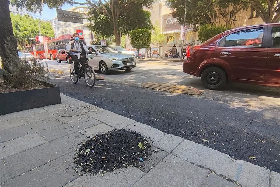 Ciclistas señalaron que la Sobse dejó baches que ponen en riesgo a los usuarios de la ciclovía de Insurgentes Sur. 