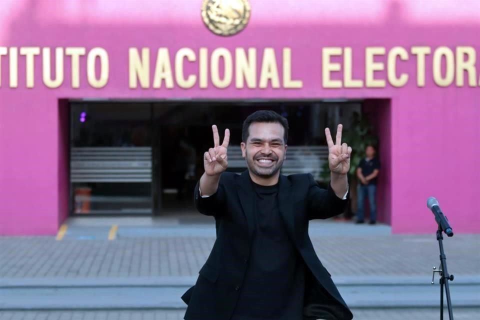 Jorge Álvarez Máynez acudió este sábado 6 de marzo al INE para conocer el escenario del primer debate presidencial.