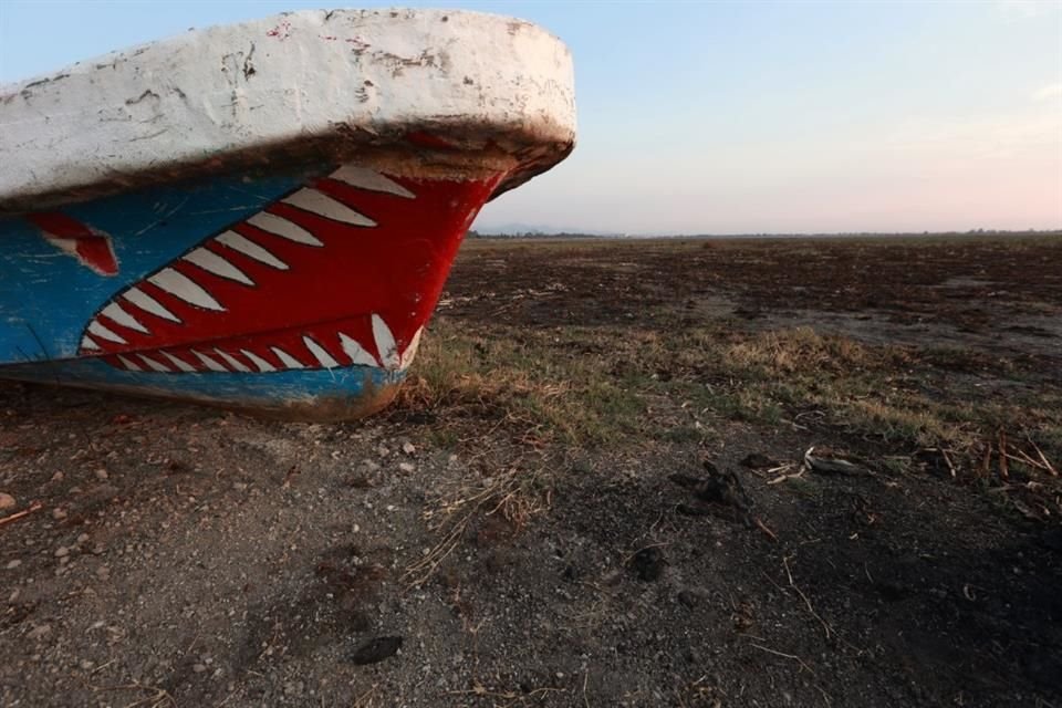 Lanchas varadas y muelles son vestigios del pasado de la zona que se asoman al recorrerla.