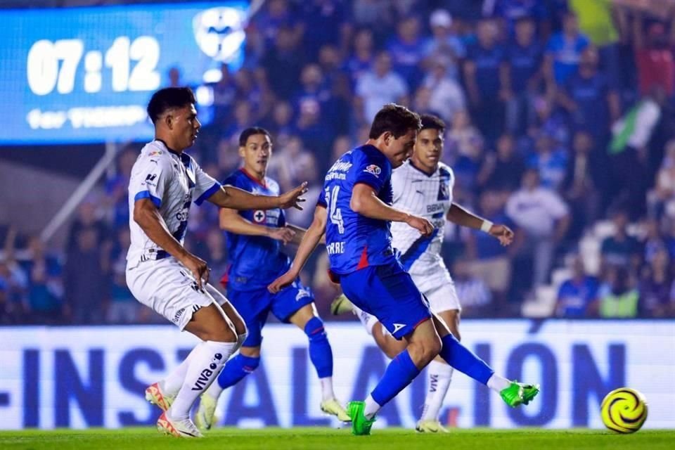 Cruz Azul inició agresivo y anotó dos veces antes de los 10 minutos, peor en ambos goles estuvieron en fuera de lugar.