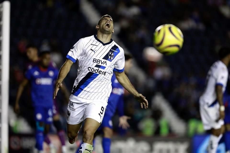 Germán Berterame fue titular con Rayados, pero no logró dañar al rival y terminó saliendo de cambio.