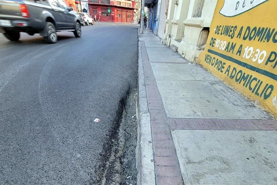 La banqueta y la calle quedaron prácticamente al mismo nivel en algunos tramos de la calle Galeana.