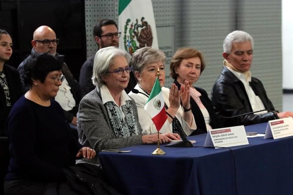 La Canciller Alicia Bárcena; la Embajadora de México en Ecuador, Raquel Serur, y el jefe de Cancillería y Asuntos Políticos de México en Ecuador, Roberto Canseco dieron una conferencia.