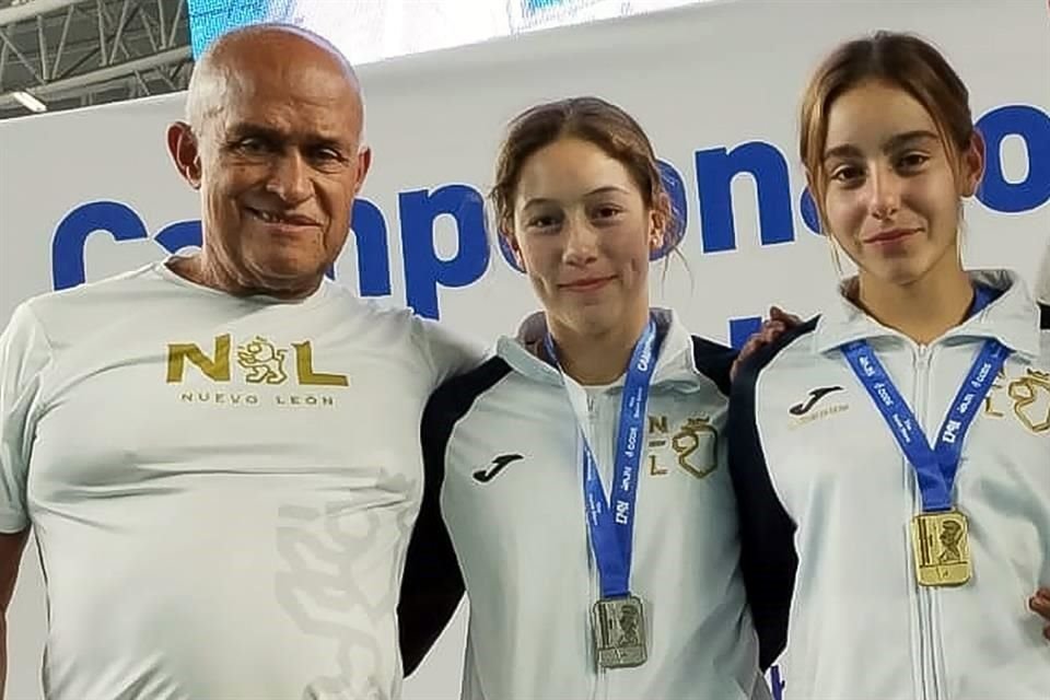 Rut Páez y Abigail González junto a su entrenador, Rolando Prieto, en Guadalajara.