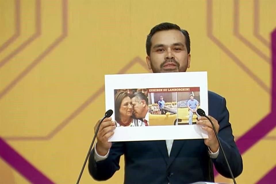 En el primer bloque del debate, miró directamente a la senadora con licencia y sacó cartulinas con fotografías de algunos invitados de la abanderada de la coalición del PAN, PRI y PRD e hizo reproches