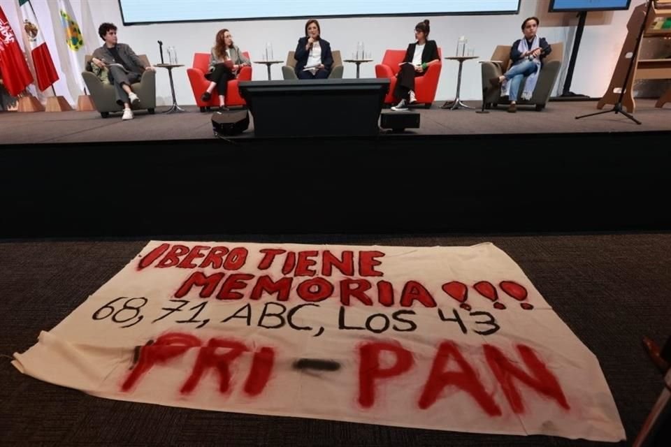 Los estudiantes de la Ibero dejaron una manta frente a Xóchitl Gálvez.