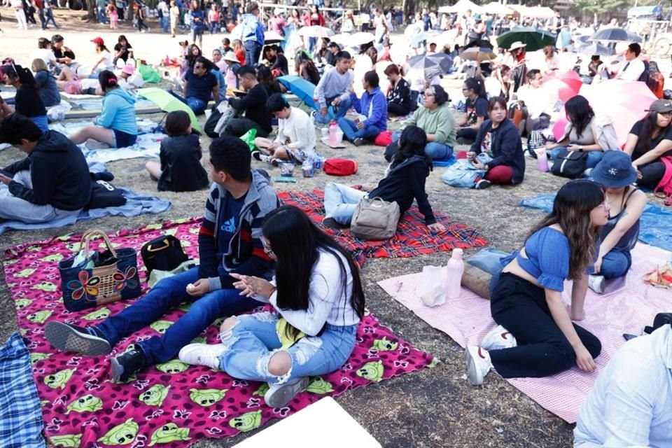 Alumnos, niños, niñas y familias acudieron al Campus Central de la UNAM para presenciar el eclipse.