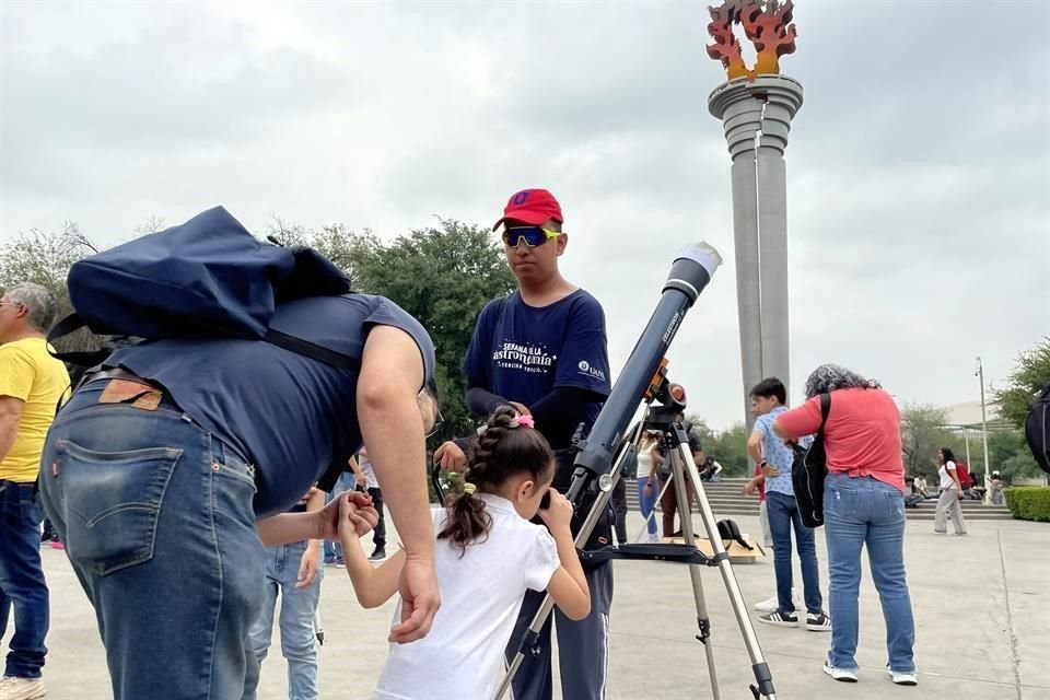 Decenas de familias acudieron a la explanada de Rectoría en la UANL para ver el eclipse.