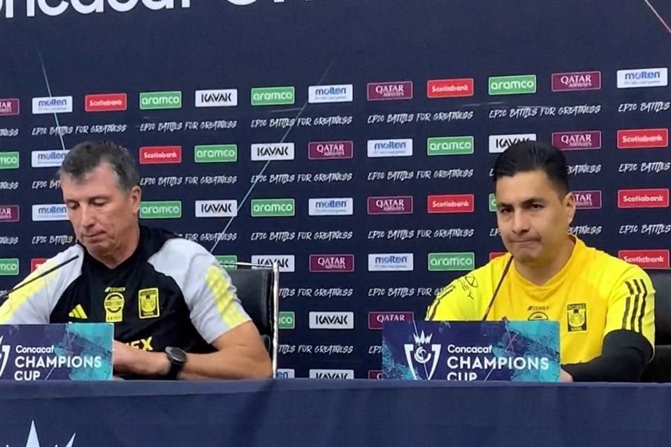 El arquero y el DT de Tigres acudieron a conferencia de prensa previo a recibr al Columbus.