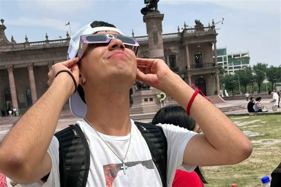 Estudiante viendo con su respectiva protección el eclipse solar.