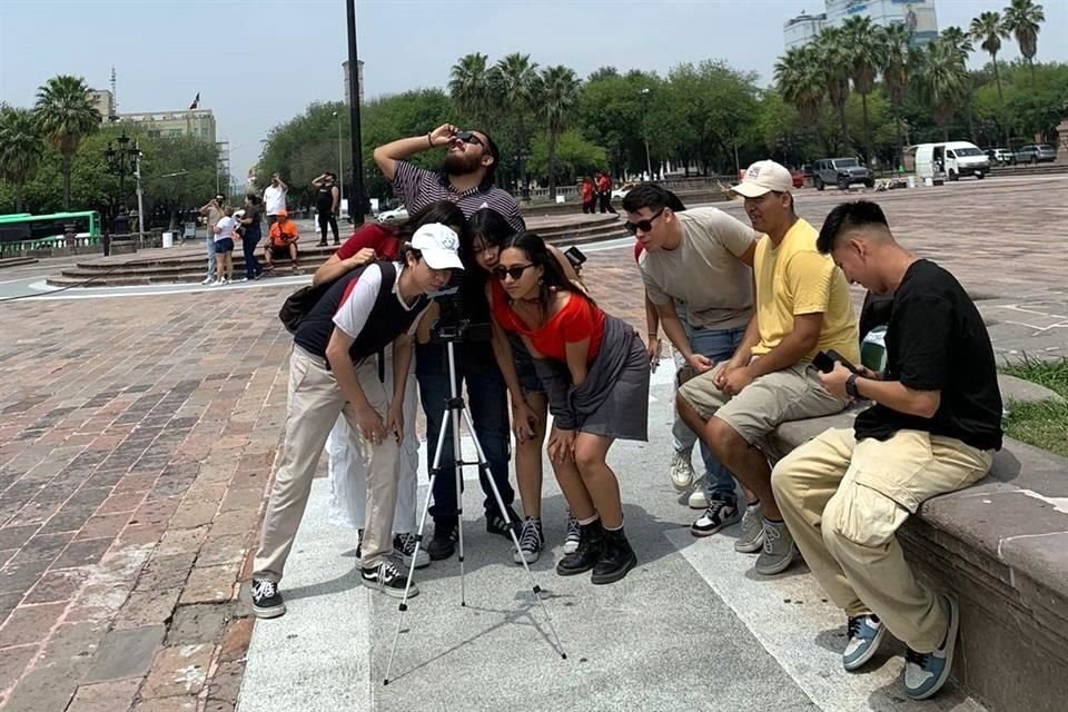 Como en muchas Ciudades del País, en la Macroplaza se reunieron amigos para apreciar el Eclipse Total de Sol.