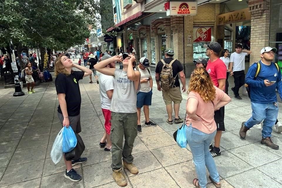 Cientos de personas vivieron el eclipse desde el centro de la Ciudad