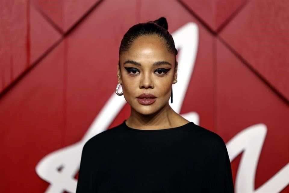 Se oferta una reunión por Zoom con la actriz Tessa Thompson, quien también subastará vestuario de sus cintas.