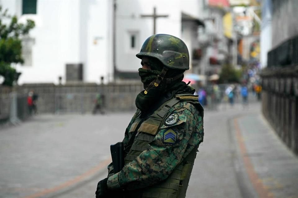 Un soldado resguarda los alrededores del Palacio Presidencial en Quito.