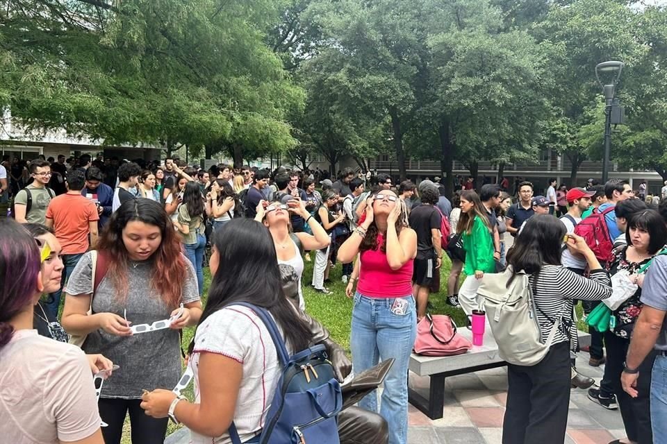 Alumnos del Tec de Monterrey también disfrutaron del eclipse total de sol.